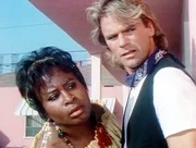MacGyver (Richard Dean Anderson, re.) und Mama Lorraine (Kimberly Scott) beobachten Willie und die von ihm entf&uuml;hrte Kelly.