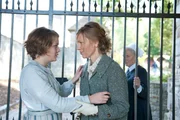Ein tr&auml;nenreiches Wiedersehen: Luisas (Alicia von Rittberg, l.) kranke Mutter (Antje Schmidt, m.) besucht ihre Tochter unter den strengen Augen von Heimleiterin Schwester Elisabeth (Marie Anne Fliegel, r.).