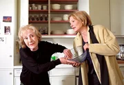 10.04) um 10:30 Uhr im Ersten. Wie Hund und Katz': Vreni (Suzanne von Borsody, re.) im Zank mit ihrer Mutter Hilde (Rosemarie Fendel).