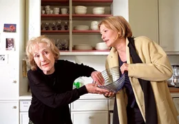 10.04) um 10:30 Uhr im Ersten. Wie Hund und Katz': Vreni (Suzanne von Borsody, re.) im Zank mit ihrer Mutter Hilde (Rosemarie Fendel).