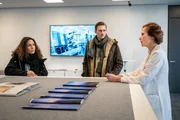 Kim Nowak (Amy Mu&szlig;ul, l.) und Moritz Brenner (Johannes Hendrik Langer, M.) sprechen mit der Leiterin von Horizon Medics, Gabriela Zutter (Fanny Stavjanik, r.). Dort hat die Tote bis zuletzt an einem neuen Antidepressivum geforscht.