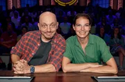 Rateteam-Kapit&auml;n Bernhard Ho&euml;cker (l.) und die S&auml;ngerin und Schauspielerin Yvonne Catterfeld (r.) bilden ein Rateteam.