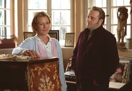 Zwischen Vreni (Suzanne von Borsody) und Arno (Jan-Gregor Kremp) entwickelt sich eine scheue Zuneigung.