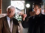 Mark (Dick Van Dyke, l.) befragt den Chef der Fernsehshow "&Uuml;bersinnliche Freunde". Er h&auml;lt ihn f&uuml;r einen der Verd&auml;chtigen, der aus Geldgier seinen Konkurrenten ausgeschaltet haben k&ouml;nnte.