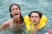 Nachdem die rettende Sandbank von der Flut &uuml;berschwemmt wurde, haben Sara (Allison Williams, l.) und Jackson (Alexander Dreymon, r.) schon keine Hoffnung mehr, als sie ein Fischerboot entdecken.