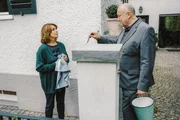 Martin Scherer (Thomas Thieme, r.) &uuml;berrascht Charlotte Kler (Senta Berger, l.) mit einer ungew&ouml;hnlichen Bitte.