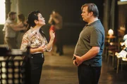 Maresa (Kara Wenham) bringt Frank (Michael A. Grimm) die richtige Tangohaltung bei.