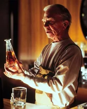 Boothby (Ray Walston) on a holographic reproduction of Starfleet Headquarters