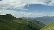 An die ehemaligen milit&auml;rischen Zwecke der Passstra&szlig;e denkt heute keiner mehr. Es sind Ausblicke, Almh&uuml;tten und Alpenrosen die beeindrucken.