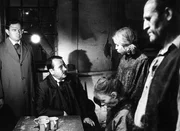 Im Elternhaus der Ermordeten verh&ouml;ren Herr Gr&uuml;ner (Gerd Fitz 2. von links) und Karl Grandauer (J&ouml;rg Hube links) die Angeh&ouml;rigen.