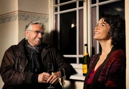 Martina (Rebecca Immanuel) und Mark (Sky Du Mont) haben einen guten Grund zum Feiern.