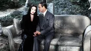 Das Ehepaar Morticia (Anjelica Huston) und Gomez Addams (Ra&uacute;l Juli&aacute;) haben ihre eigene Vorstellung von Romantik. Auf einem Friedhof erinnern sie sich an die gemeinsamen alten Zeiten.