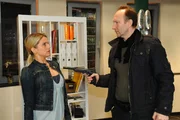 F&uuml;r David scheint alles nach Plan zu laufen: Er bekommt von Bruno das Geld und bringt es zu Strecker (Alexander Hauff, r.), der noch in seinem B&uuml;ro wartet. Anna (Jeanette Biedermann, l.) ahnt, dass etwas nicht stimmt. Es gelingt ihr, Davids Handy zu orten. Doch als sie zu ihm f&auml;hrt, wei&szlig; sie nicht, in welche Gefahr sie sich begibt ...