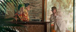 De Roller (Beno&icirc;t Magimel) an der Hotelrezeption.