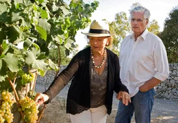 Lea (Ruth Maria Kubitschek) f&uuml;hrt Sean (Sky du Mont) durch ihr Weingut.