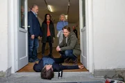 Am Tatort ist die Stimmung zwischen Voss (Jan-Gregor Kremp, l.) und Dr. Franziska Sommerfeld (Christina Rainer, M.) angespannt. Annabell Lorenz (Stephanie Stumph, 2.v.l.) und Tom Kupfer (Ludwig Blochberger, r.) versuchen, sich derweil auf den Toten Robert Tillich (René Geisler) zu konzentrieren. Am Tatort ist die Stimmung zwischen Voss (Jan-Gregor Kremp, l.) und Dr. Franziska Sommerfeld (Christina Rainer, M.) angespannt. Annabell Lorenz (Stephanie Stumph, 2.v.l.) und Tom Kupfer (Ludwig Blochberger, r.) versuchen, sich derweil auf den Toten Robert Tillich (René Geisler) zu konzentrieren.