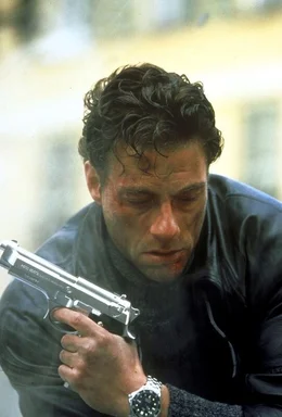 Moreau (Jean-Claude van Damme) wei&szlig;, dass es nur eine M&ouml;glichkeit gibt, die M&ouml;rder seines Bruders zu ermitteln: Er muss in Mikhails Haut schl&uuml;pfen ...