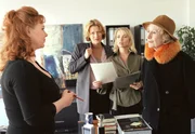&Uuml;berraschend taucht Vrenis (Suzanne von Borsody, 2.v.li.) Mutter Hilde (Rosemarie Fendel, re.) im B&uuml;ro ihrer Tochter auf, um ihre Kolleginnen Renate (Petra Berndt, li.) und Dana (Tina Ruland, 2.v.re.) kennen zu lernen.