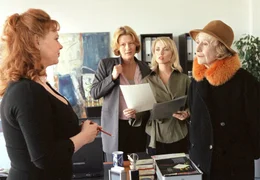 &Uuml;berraschend taucht Vrenis (Suzanne von Borsody, 2.v.li.) Mutter Hilde (Rosemarie Fendel, re.) im B&uuml;ro ihrer Tochter auf, um ihre Kolleginnen Renate (Petra Berndt, li.) und Dana (Tina Ruland, 2.v.re.) kennen zu lernen.