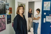 Charlotte (Senta Berger, li.) sucht den Kontakt zu ihrer Enkelin Lisa Frankenberg (Laila Marie No&euml;lle Padotzke, re.). Ihre Tochter Viola (Antje Traue, Mi.) ist skeptisch.