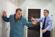 Wachmann Heinz (Hans Uwe Bauer, re.) hat den polizeilich gesuchten Manager Michael Mühlhausen (Heino Ferch) gestellt, der in seiner alten Firma heimlich nach Beweisen für seine Unschuld sucht. Wachmann Heinz (Hans Uwe Bauer, re.) hat den polizeilich gesuchten Manager Michael Mühlhausen (Heino Ferch) gestellt, der in seiner alten Firma heimlich nach Beweisen für seine Unschuld sucht.