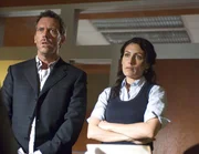 Der Handwerker, der das Dach von Dr. Lisa Cuddys (Lisa Edelstein, r.) Haus reparieren wollte, ist vom Dach gest&uuml;rzt. Sie bittet Dr. Gregory House (Hugh Laurie, l.), ihn zu untersuchen.