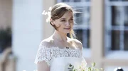 Emma (Jessica Barden) begibt sich auf den Weg zum Traualtar, aber ist sie wirklich schon bereit dazu?