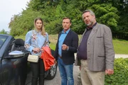 Die hintergangene Verlobte Sophia Bergm&uuml;ller (Morena Hummel, l.) macht sich verd&auml;chtig vor den Kommissaren Bach (Patrick Kalupa, M.) und Stadler (Dieter Fischer, r.).