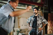 Navid (Reza Brojerdi, rechts) h&ouml;rt Franks (Michael A. Grimm) Vortrag &uuml;ber Tango zu.