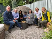 V.l.: Alan Titchmarsh, Nour Al Zahra, NayNours, Mohamad, Seema Valani, David Donomey und Katie Rushworth