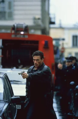 Die Mafia l&auml;sst keine Gelegenheit aus, Alain (Jean-Claude Van Damme, M.) aus dem Weg zu r&auml;umen, doch der l&auml;sst sich nicht so leicht unterkriegen ...