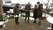 Gartenprofis Frank Riese und Ren&eacute; P&uuml;tz pr&auml;sentieren Familie Weber ihre Gartenplanungen.