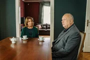 Bei einer Tasse Kaffee erz&auml;hlt Martin Scheerer (Thomas Thieme) von seiner verstorbenen Frau. Die Begegnung ber&uuml;hrt Charlotte Kler (Senta Berger) und l&auml;sst sie ihre eigene Beziehung zu ihrem Mann in einem anderen Licht sehen.