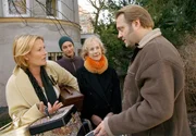 MDR Fernsehen MENSCH MUTTER, am Sonntag (08.05.11) um 06:25 Uhr. Vreni (Suzanne von Borsody, li.), ihre Mutter Hilde (Rosemarie Fendel, Mitte) und ihr Sohn Mike (Andr&eacute; Kaminski, hinten) lernen den sympatischen neuen Nachbarn Arno (Jan-Gregor Kremp, re.) kennen.