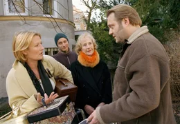 MDR Fernsehen MENSCH MUTTER, am Sonntag (08.05.11) um 06:25 Uhr. Vreni (Suzanne von Borsody, li.), ihre Mutter Hilde (Rosemarie Fendel, Mitte) und ihr Sohn Mike (Andr&eacute; Kaminski, hinten) lernen den sympatischen neuen Nachbarn Arno (Jan-Gregor Kremp, re.) kennen.