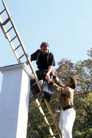 "Mozart und Meisel", "Wiener Schnitzel." Meisel er&ouml;ffnet das alte Gasthaus 'Zur Zukunft' mit einem Schnitzelessen. Einem Bierfahrer, der als Ersten gegessen hat, wird unheimlich schlecht. Lucy dreht einen Werbespot &uuml;ber Schnitzel. Im Bild (v.li.): G&ouml;tz Kauffmann (Meisel), Andreas Vitasek (Axel Mozart).