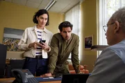 Pauline Hobrecht (Agnes Decker, l.) und Samir Amari (Skandar Amini, M.) &uuml;berraschen ihren Chef Henschel (Michael Lott, r.) mit einer interessanten Erkenntnis.