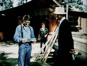 Der Bauunternehmer Sarver (Michael Conrad, r.) unterbreitet John (Ralph Waite, l.) und Ben (Eric Scott, hinten) ein &uuml;berraschendes Angebot.