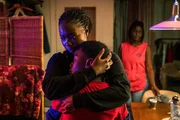 Moya und Yaro m&uuml;ssen eine neue Unterkunft suchen: Nambitha Ben-Mazwi als Moya Alemu, Andr&eacute; Nkot Olinga als Yaro Alemu und Nancy Mensah-Offei als Sanaa Kidane