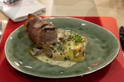 Tagesmotto "Leibgericht": Schweinefilet im Speckmantel mit Pilzragout und K&auml;se-Laugenkn&ouml;del von Ben R&ouml;del.