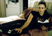 Pl&ouml;tzlich erscheint der Teufel (Liz Hurley) in Gestalt eines atemberaubenden Vamps und bietet Elliot an, sieben W&uuml;nsche zu erf&uuml;llen. Vorausgesetzt, er opfert daf&uuml;r seine Seele ...