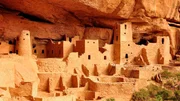 Vor 1.200 Jahren tauchen im ganzen S&uuml;dwesten erstmals mehrst&ouml;ckige Wohnh&auml;user der Pueblos auf. Diese Lehmbauten entstehen unter Fels&uuml;berh&auml;ngen und auf Tafelbergen und bieten Hunderten, wenn nicht Tausenden Menschen eine Behausung.