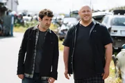 Sam Loudermilk (Ron Livingston, l.); Ben Burns (Will Sasso, r.)