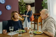 Grit Scherer (Marlene Morreis, M.) fragt sich, was Charlotte Kler (Senta Berger, l.) von ihrem Vater Martin (Thomas Thieme, r.) wirklich will.