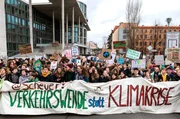 "@Scheuer: Verkehrswende statt Klimakrise" steht auf dem Fronttransparent w&auml;hrend der Fridays for Future Demonstration am 15.03.2019 in Berlin, Deutschland. Auf der ganzen Welt demonstrierten Sch&uuml;ler mit einem globalen Klimastreik f&uuml;r wirksame Ma&szlig;nahmen gegen den Klimawandel, f&uuml;r Klimaschutz und einen Ausstieg aus der Kohleverstromung.