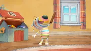 Voller Vorfreude auf das heutige Spiel zieht Dylan einen Gegenstand aus seiner Spielkiste. Heute dient eine Papprolle als Feuerwehrschlauch.