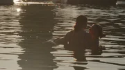 Inniger Moment voller Leichtigkeit: Christiane (l.) und Maria (r.) baden im See.