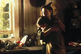 Die Geschworene Annie Laird (Demi Moore, hinten) und ihr Sohn Oliver (Joseph Gordon-Levitt, vorne) m&uuml;ssen um ihr Leben f&uuml;rchten, sollte die junge Mutter im Prozess gegen den Mafiaboss auf "schuldig" pl&auml;dieren ...