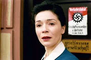 Julia Stemberger (Helene Schweighofer).