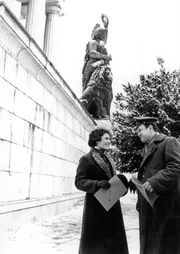 Vor der M&uuml;nchner Bavaria, als es Flugbl&auml;tter der Roten Armee regnet, lernt Karl Grandauer jun.(J&ouml;rg Hube) Traudl Soleder (Christine Neubauer) kennen.